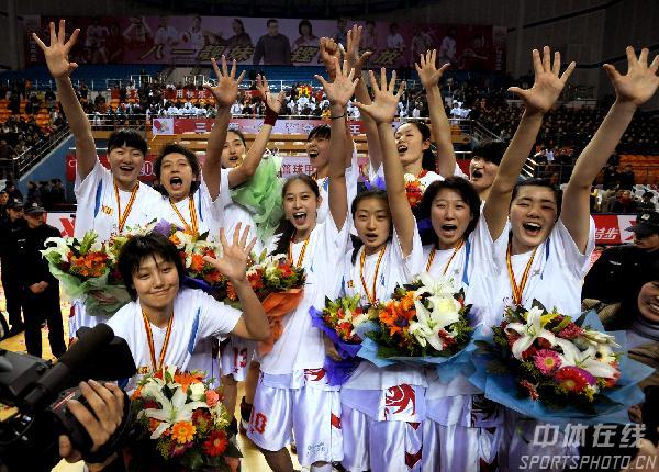 兰州八一取得胜利,球员庆祝欢呼 兰州八一取得胜利,球员庆祝欢呼