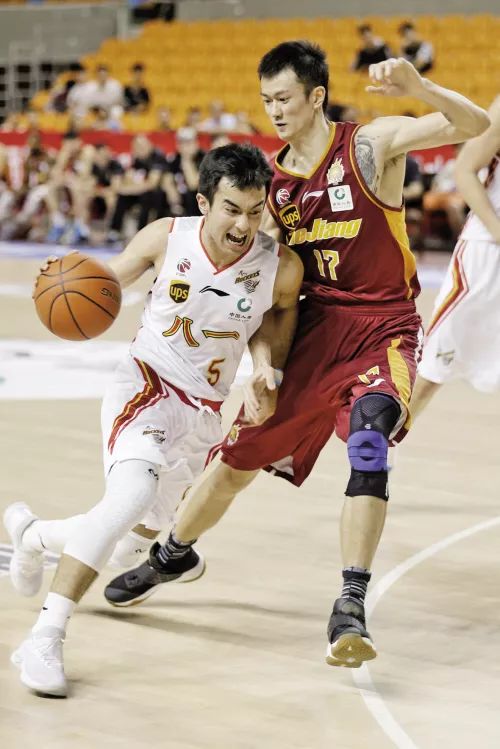 兰州八一取得胜利,球员庆祝欢呼 兰州八一取得胜利,球员庆祝欢呼