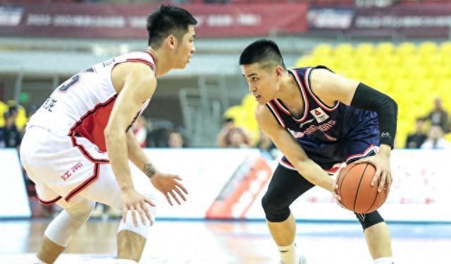 江苏队面临困境,教练组联手制定新战术 江苏队面临困境,教练组联手制定新战术