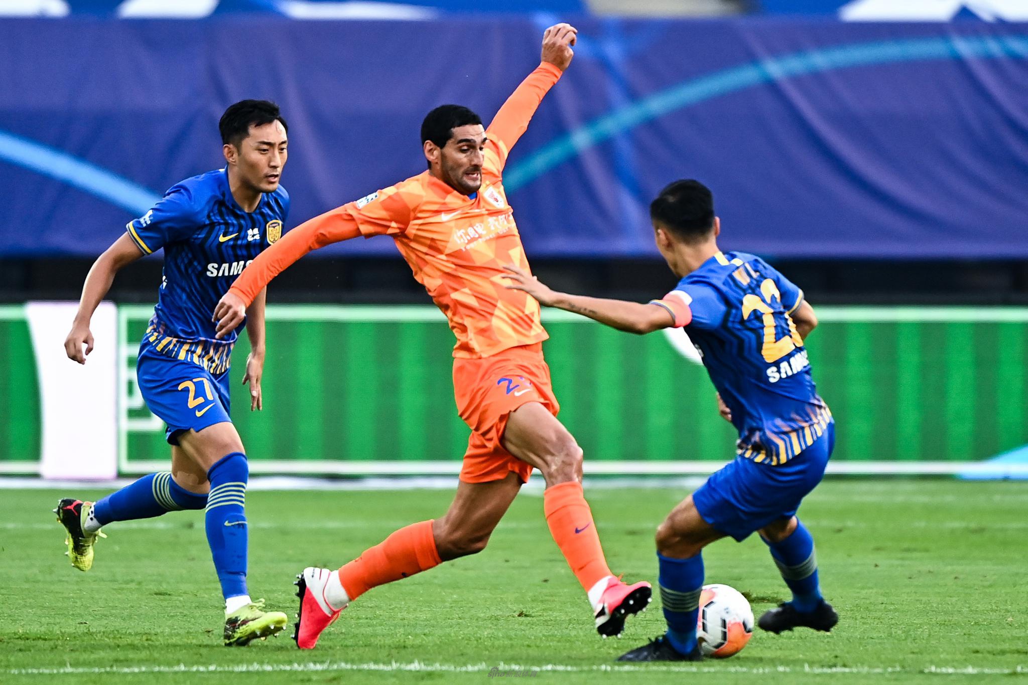 包含江苏苏宁战胜山东鲁能，保持不败战绩的词条