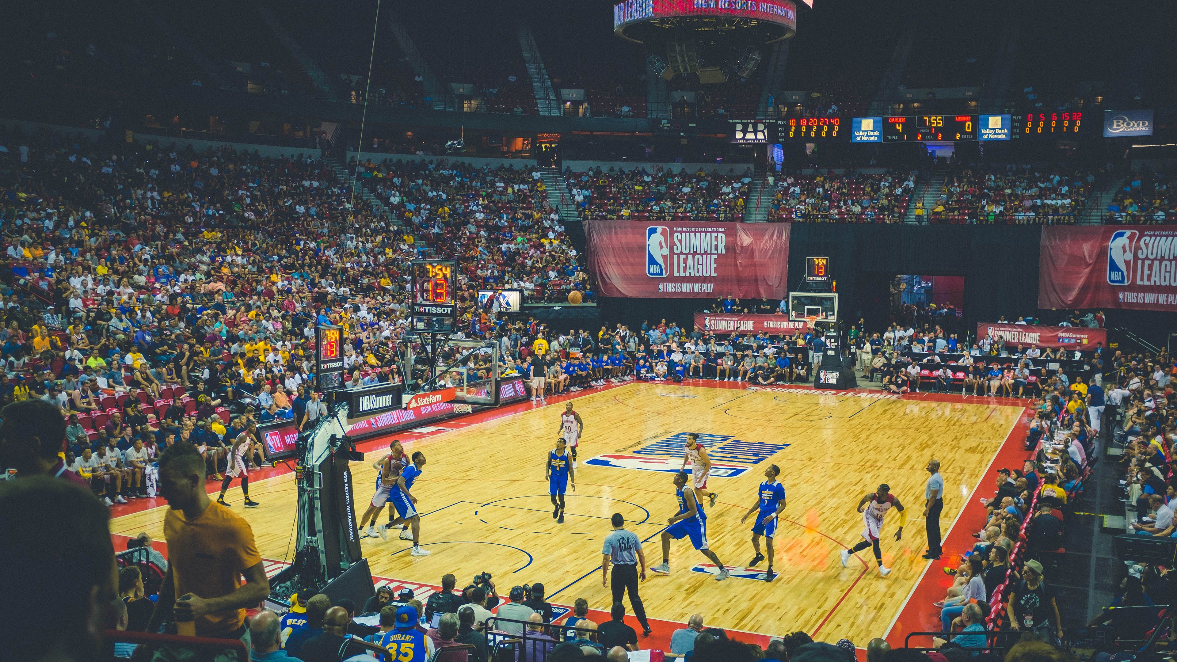 霓虹赛道,决胜瞬间,詹姆斯在F1街道赛之夜的最后三秒